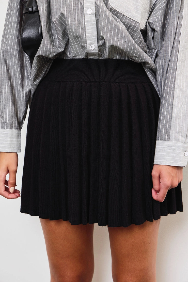 Black Pleated Knit Skirt